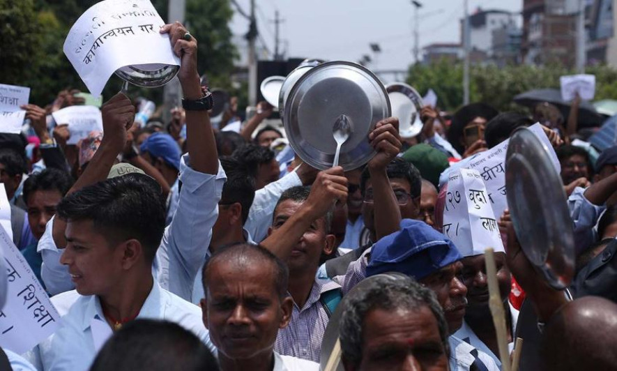 थाल ठटाउँदै विद्यालय कर्मचारी सडकमा, माग पूरा नभए देशभर विद्यालय बन्द गर्ने चेतावनी
